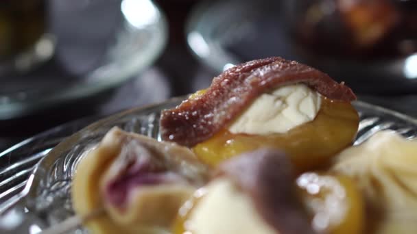 Lanches para álcool são reservados na mesa do restaurante — Vídeo de Stock