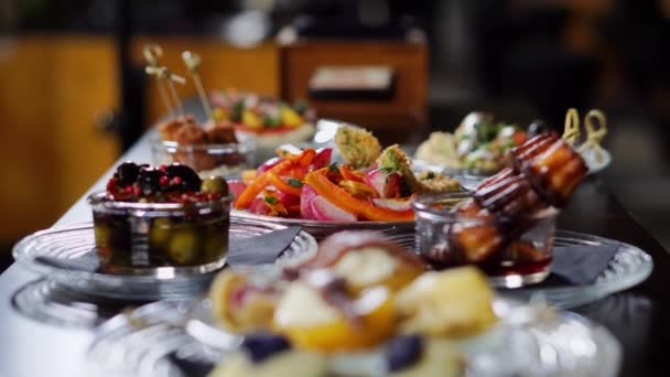 Snacks für Alkohol sind auf dem Tisch im Restaurant reserviert — Stockvideo
