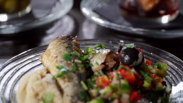 Snacks pour l'alcool sont réservés sur la table dans le restaurant — Video