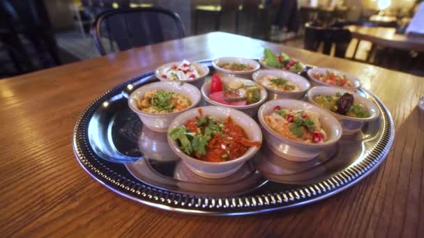 Вкусный настоящий хумус в еврейском ресторане — стоковое видео