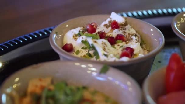 Smakelijke echte hummus in joods restaurant — Stockvideo