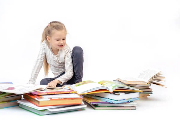 sarışın kız kollarını sallayarak kitap okur ve yüzünü kapsar