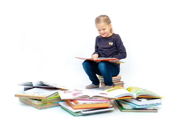 sarışın kız kollarını sallayarak kitap okur ve yüzünü kapsar