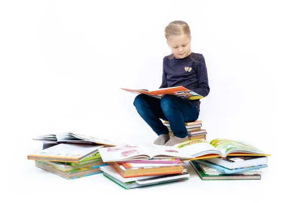 sarışın kız kollarını sallayarak kitap okur ve yüzünü kapsar
