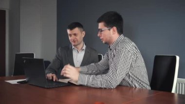 Ofiste laptop paylaşan meslektaşları iletişim