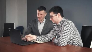 Ofiste laptop paylaşan meslektaşları iletişim