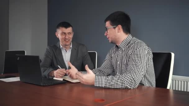 Hombres haciendo acuerdo en la mesa en la oficina — Vídeo de stock