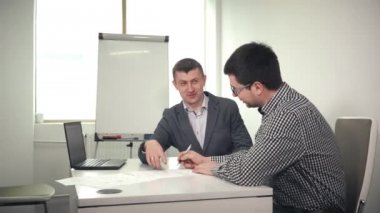 İş sözleşmesini tartışan meslektaşları
