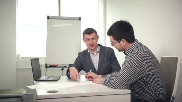 Colleagues discussing business contract — Stock Video