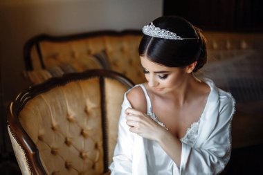 pencere tarafından bir bornozu poz genç güzel gelin