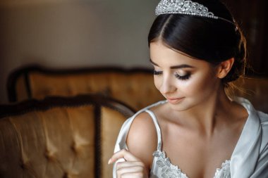 pencere tarafından bir bornozu poz genç güzel gelin