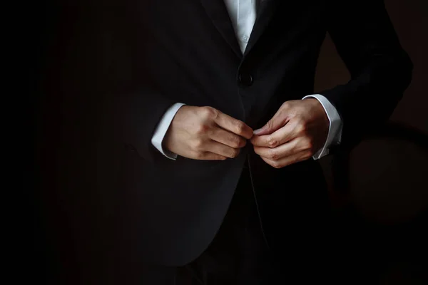 Young groom stands by the window in a luxury hotel — Stock Photo, Image