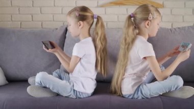 Kavgalı ikizler akıllı telefonlarla oyun oynuyorlar