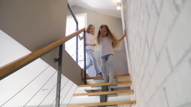 Schwestern laufen zu Hause Treppe hinunter — Stockvideo