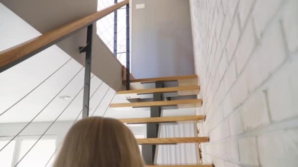 Les sœurs montent les escaliers à la maison — Video