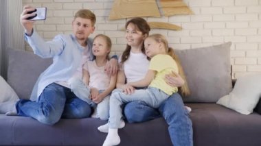 Aile alarak selfie kanepede