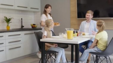 Anne aile için kahvaltı gıda hizmet