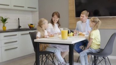 Mutlu aile kahvaltı sırasında konuşuyor
