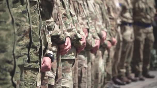Militer berbaris di alun-alun dalam cuaca cerah — Stok Video