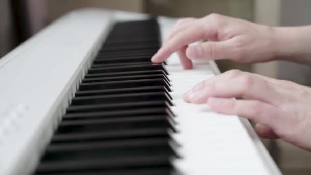 Fingers play on white piano — Stock Video