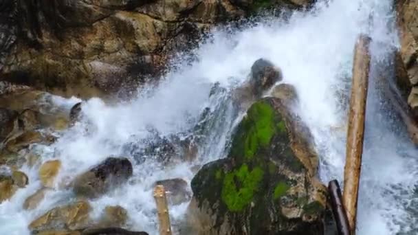 Гірський водоспад, що тече на скелях — стокове відео