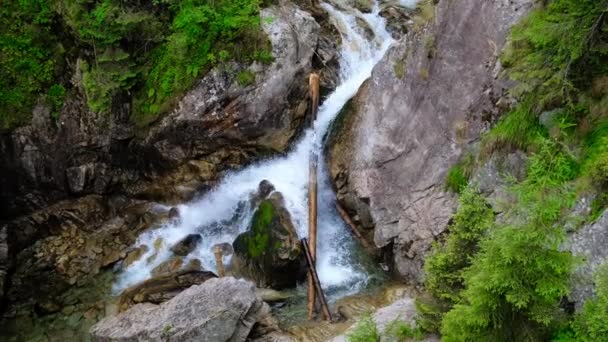 Berg vattenfall flyter på klipporna — Stockvideo