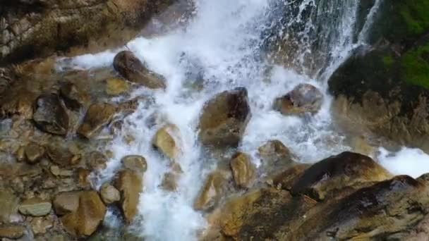 Гірський водоспад, що тече на скелях — стокове відео