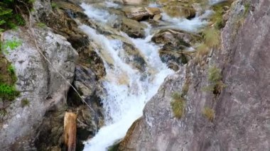 kayalar üzerinde akan dağ Şelalesi