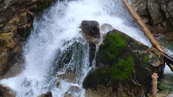 Гірський водоспад, що тече на скелях — стокове відео