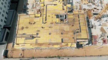 İnşaat alanında çalışan inşaatçıların dron görünümü