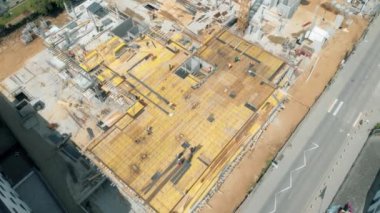 İnşaat alanında çalışan inşaatçıların dron görünümü