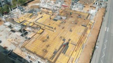 İnşaat alanında çalışan inşaatçıların dron görünümü