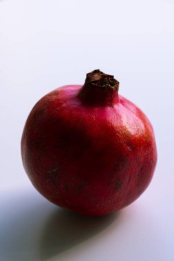 Hafif zemin üzerinde taze nar, yakın görüş.