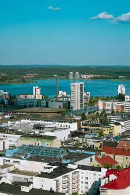 Güneşli bir günde şehrin nehir kıyısındaki panoramik manzarası 