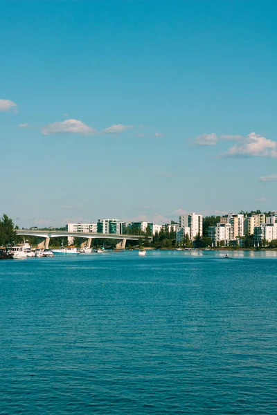 Panoramatický Výhled Město Břehu Řeky Slunečného Dne — Stock fotografie