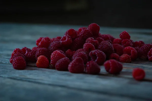 Aromatické Barevné Bobule Leží Rozmazaném Pozadí Jídlo Close Fotografie Maliny — Stock fotografie