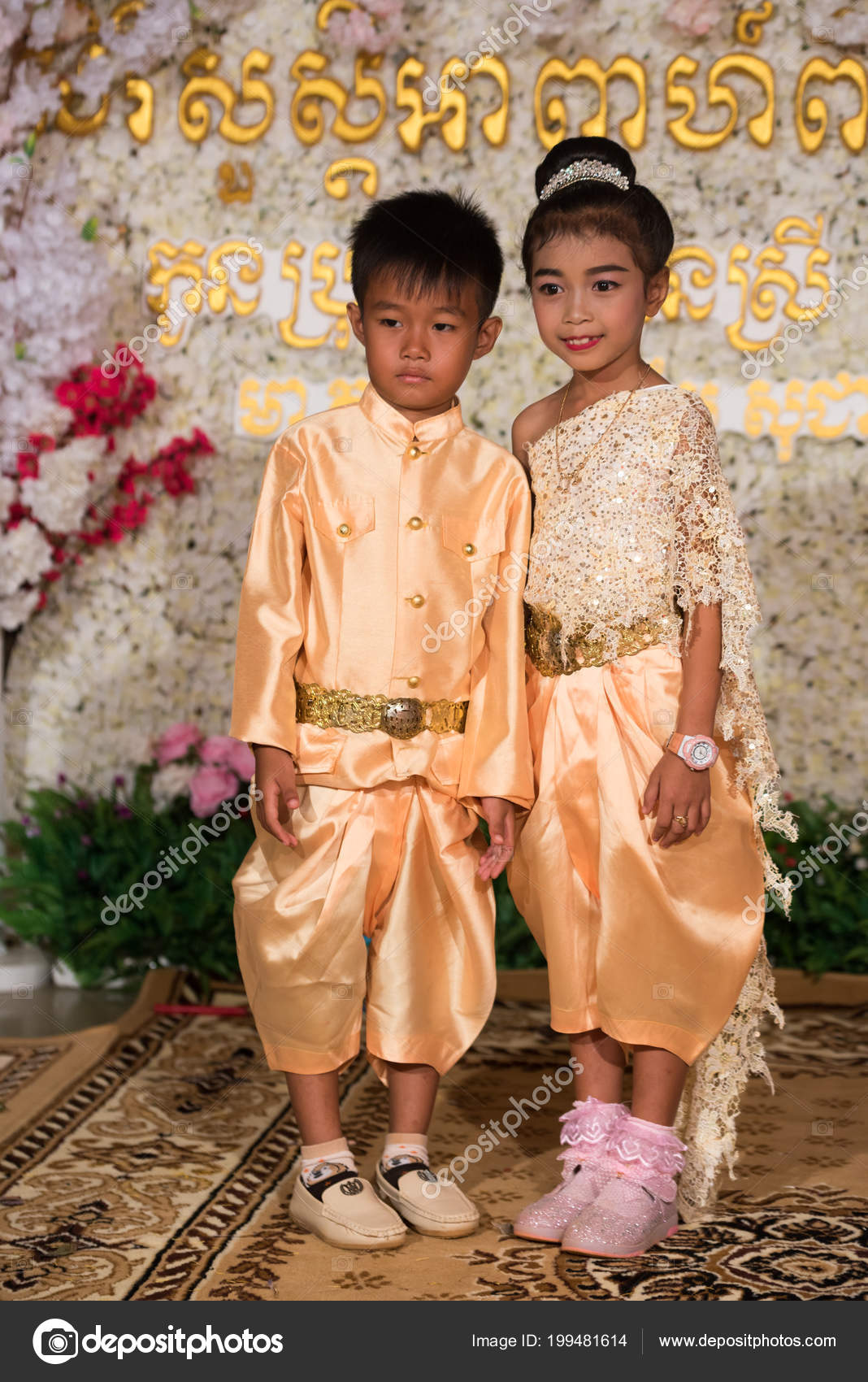 Petits Enfants Khmer Posant Photographie Tenue Mariage