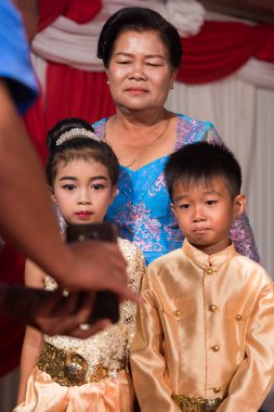 Küçük Khmer çocuklar fotoğraf geleneksel düğün kıyafeti için poz. Kampot 07 Temmuz 2018, Kamboçya.