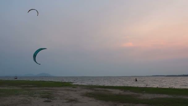 Kitesurfer Nadando Perto Costa Mar Belo Pôr Sol Laranja Montanha — Vídeo de Stock