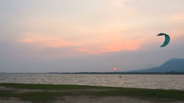 Kitesurfer Die Der Nähe Der Meeresküste Schwimmen Wunderschöner Orangefarbener Sonnenuntergang — Stockvideo