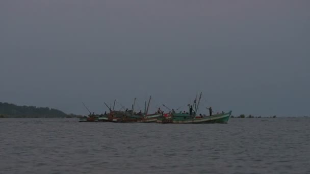 Todos Dias Pescadores Khmer Estão Saindo Para Mar Para Pesca — Vídeo de Stock