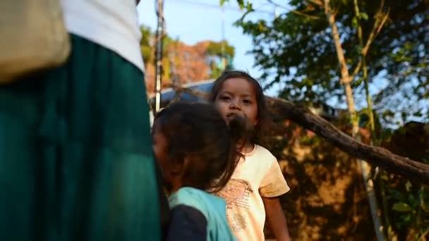 カンボジア支部の子供観察の観光ドローンを使用して映像を作っています 月カンボジア バンルン町 2018 — ストック動画