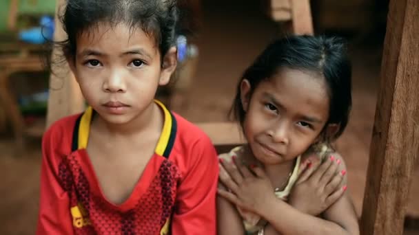 Portret Dwóch Uroczych Dziewcząt Kambodży Uśmiecha Się Patrząc Obiektyw Aparatu — Wideo stockowe