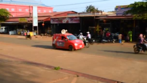 ローカル小さいカンボジア ビール会社の車は 屋根バンルン地区で道路に沿って音楽を再生用にスピーカーを運ぶ 2018 年にカンボジア バンルン町 — ストック動画