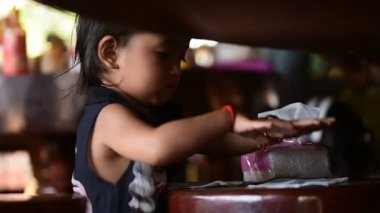 Sevimli küçük Kamboçyalı kız, mendiller ile oynama ve kamera lens gülümseyen içine arıyorum shes portresi. Banlung şehir, 04 Mart 2108, Kamboçya.