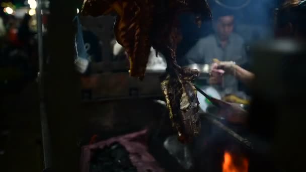 Gegrilltes Schweinefleisch Spieß Nachtmarkt Banlung Stadt Frau Schneidet Fleischstück Von — Stockvideo