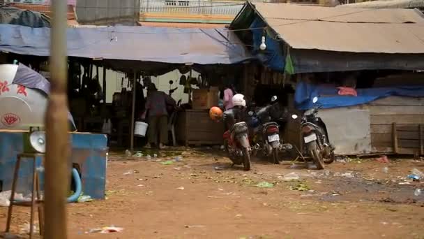 2018 バンルン町で地元屋台市場への入り口の前 カンボジア — ストック動画