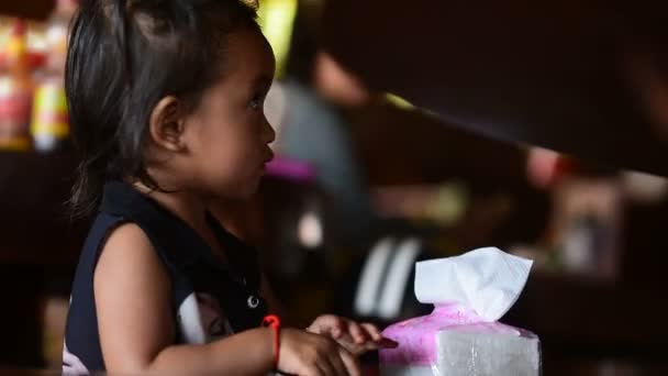 Πορτραίτο Του Αξιολάτρευτο Μικρό Καμποτζιανό Κορίτσι Shes Παίζοντας Μαντήλια Και — Αρχείο Βίντεο