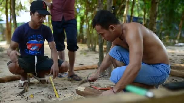 Homme Cambodgien Prépare Bois Construire Une Maison Manière Traditionnelle Aide — Video