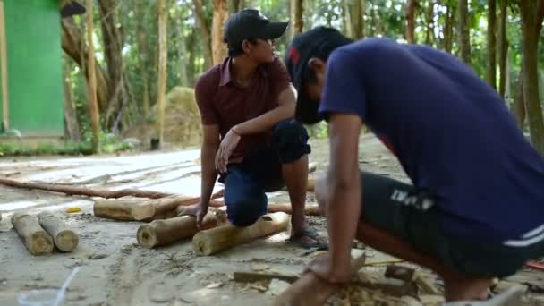 Homem Cambojano Prepara Madeira Para Construir Casa Forma Tradicional Usando — Vídeo de Stock